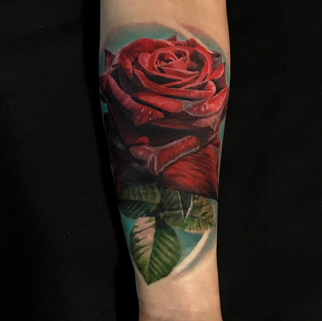 潘小姐小臂彩色写实玫瑰纹身图案