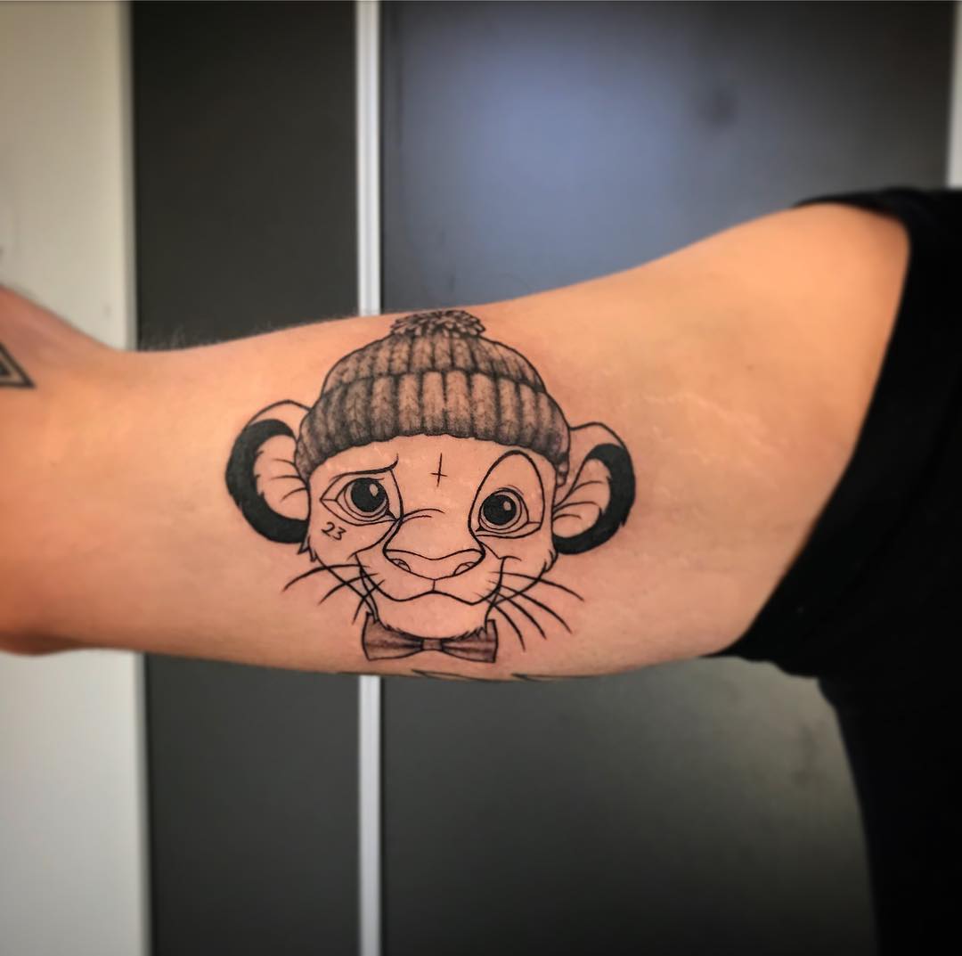 容先生大臂可爱小狮子纹身图案
