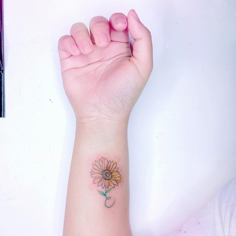 做视频编辑的燕小姐手腕太阳花纹身图案