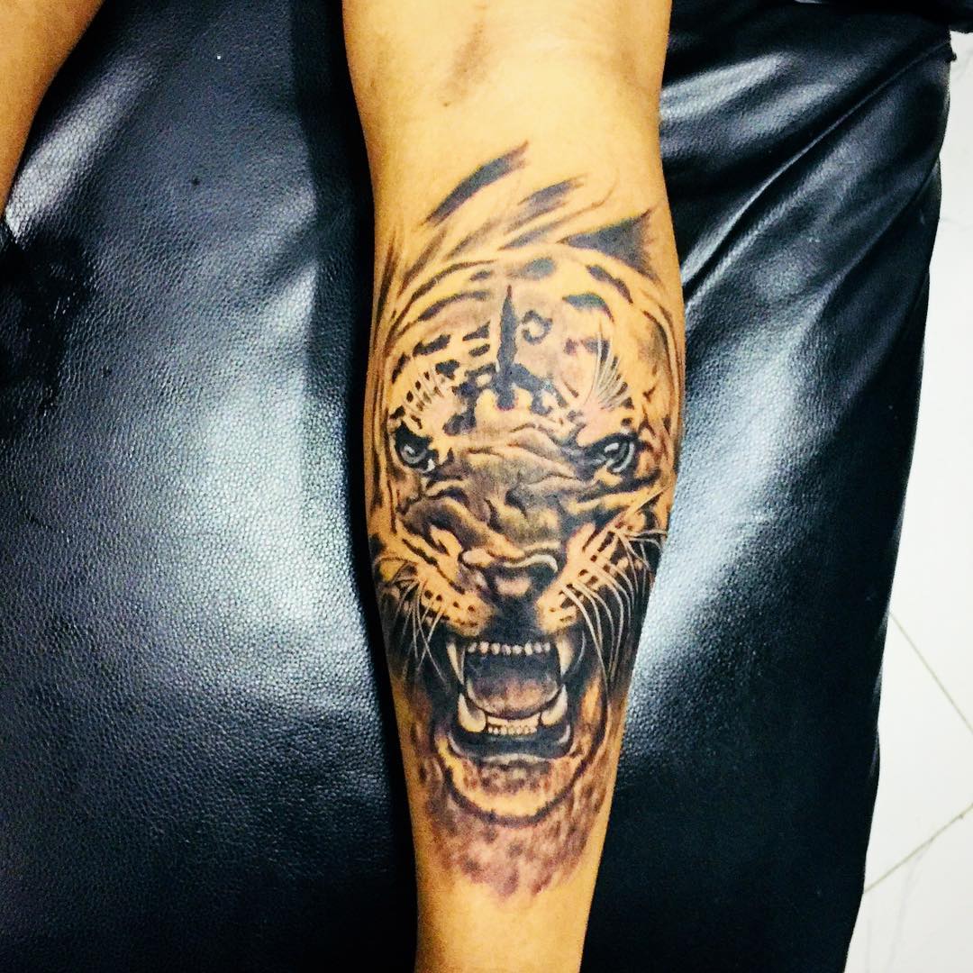 祁先生小腿写实虎头纹身图案
